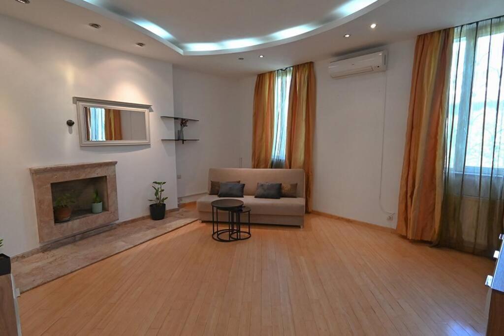 Classic Apt. On Liberty Square Tbilisi Buitenkant foto
